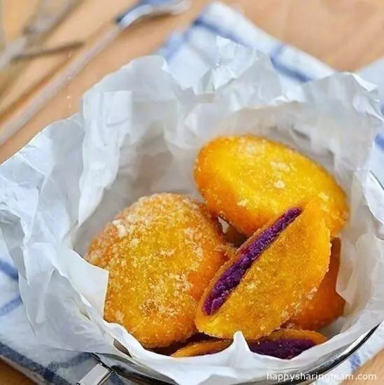 南瓜紫薯餅這樣做，內軟外酥，十分的好吃！